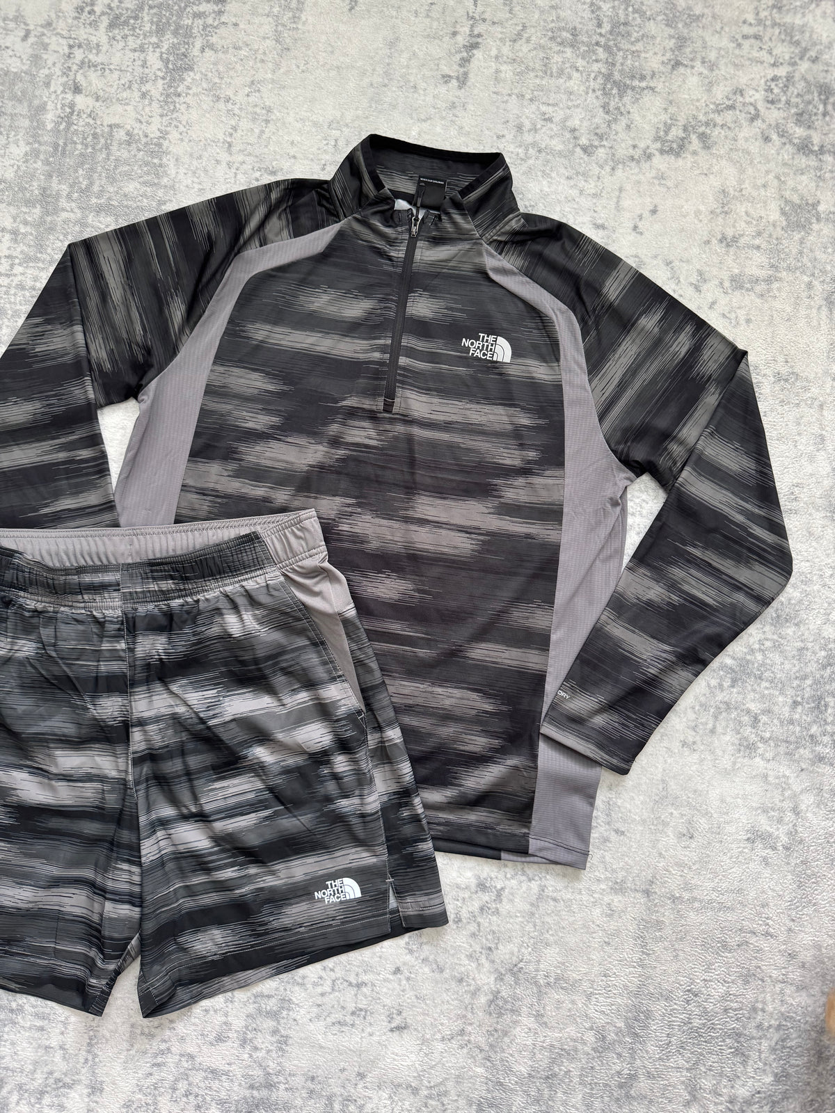 The North Face 1/4 Zip Short Set - L