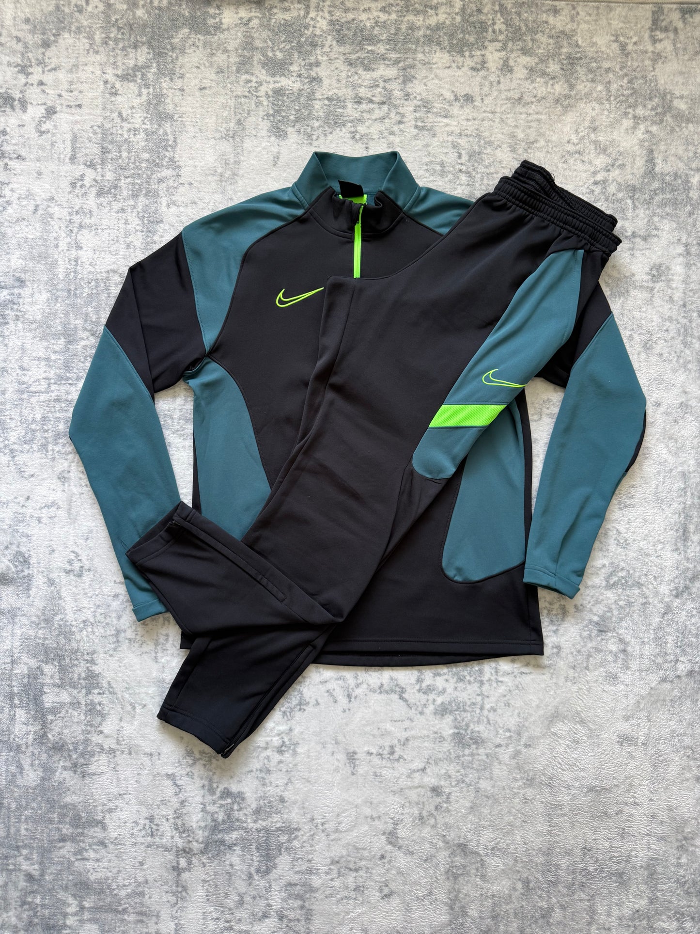 Nike Tracksuit - L