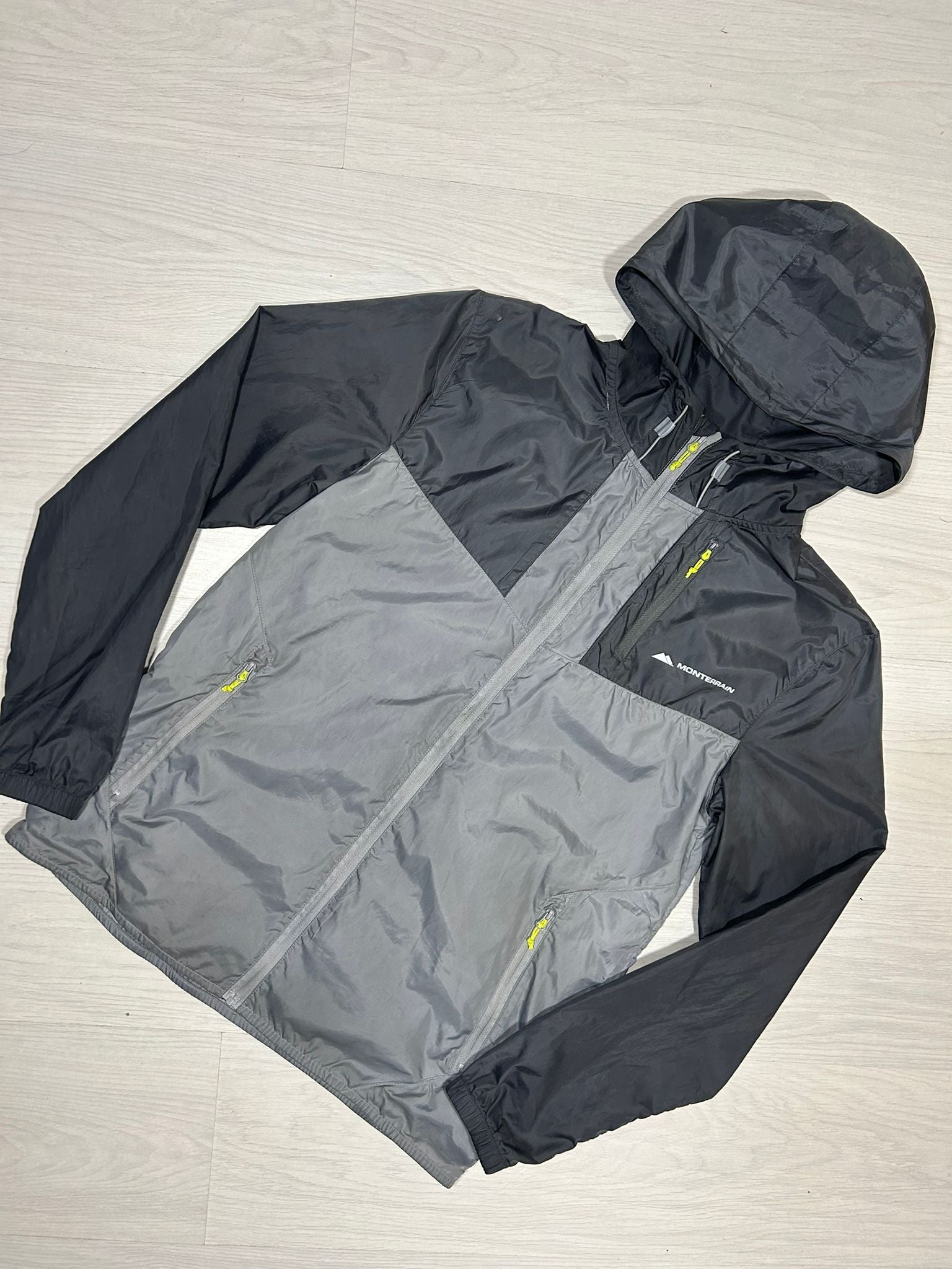 Monterrain Windbreaker - S - Active Supply