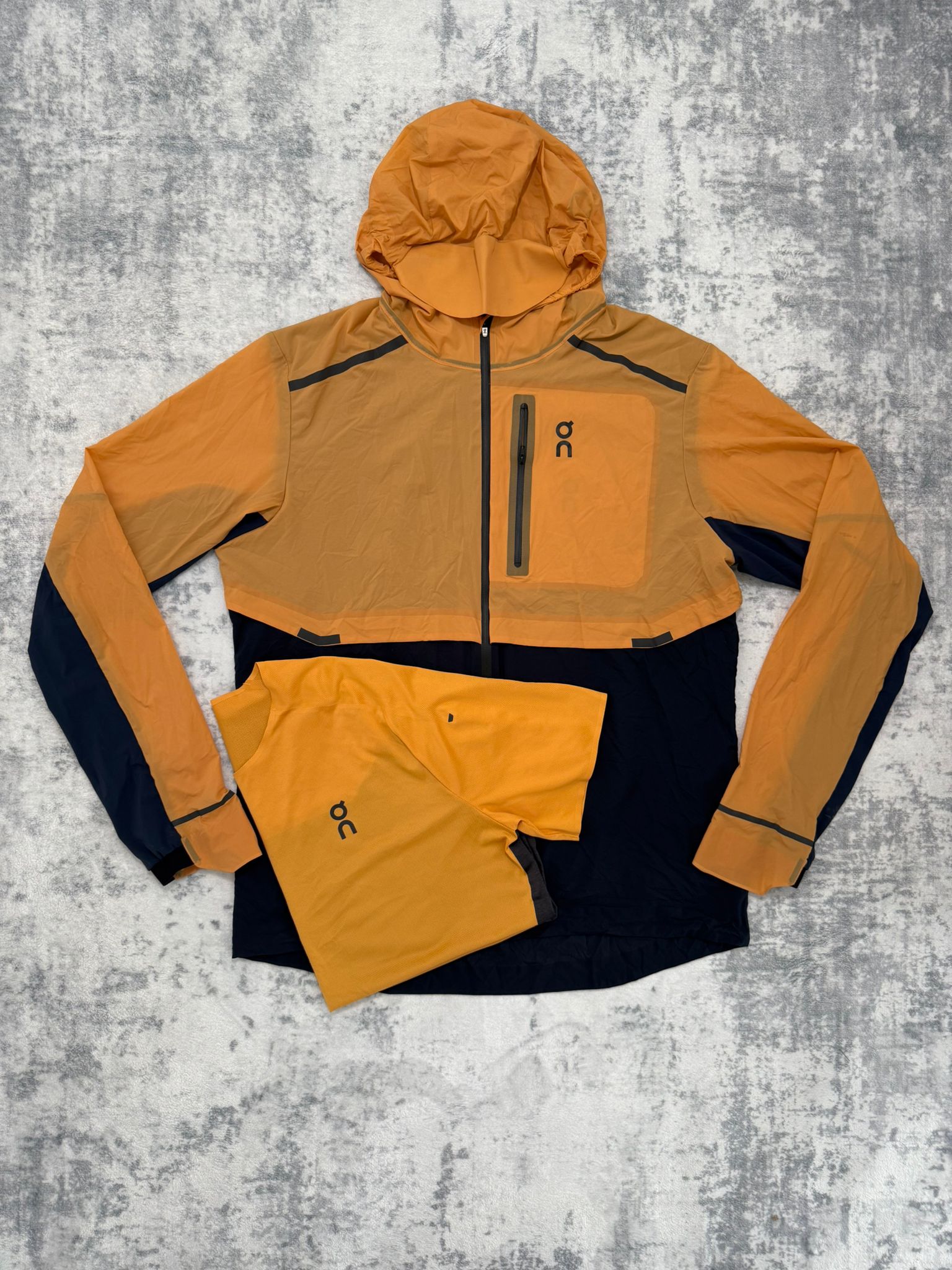 On Cloud Windbreaker & T Shirt - XL/L - Active Supply