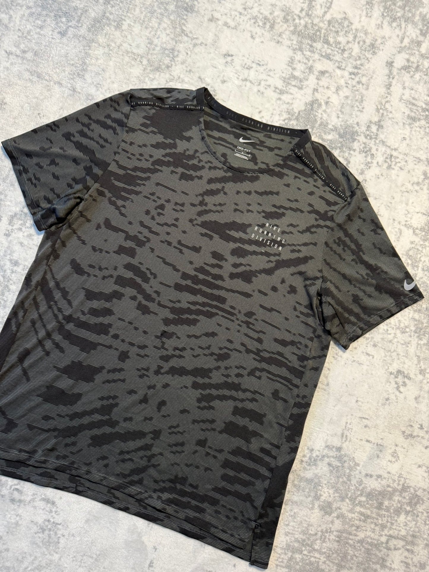*OUTLET* Nike Running Division T Shirt - L - Active Supply