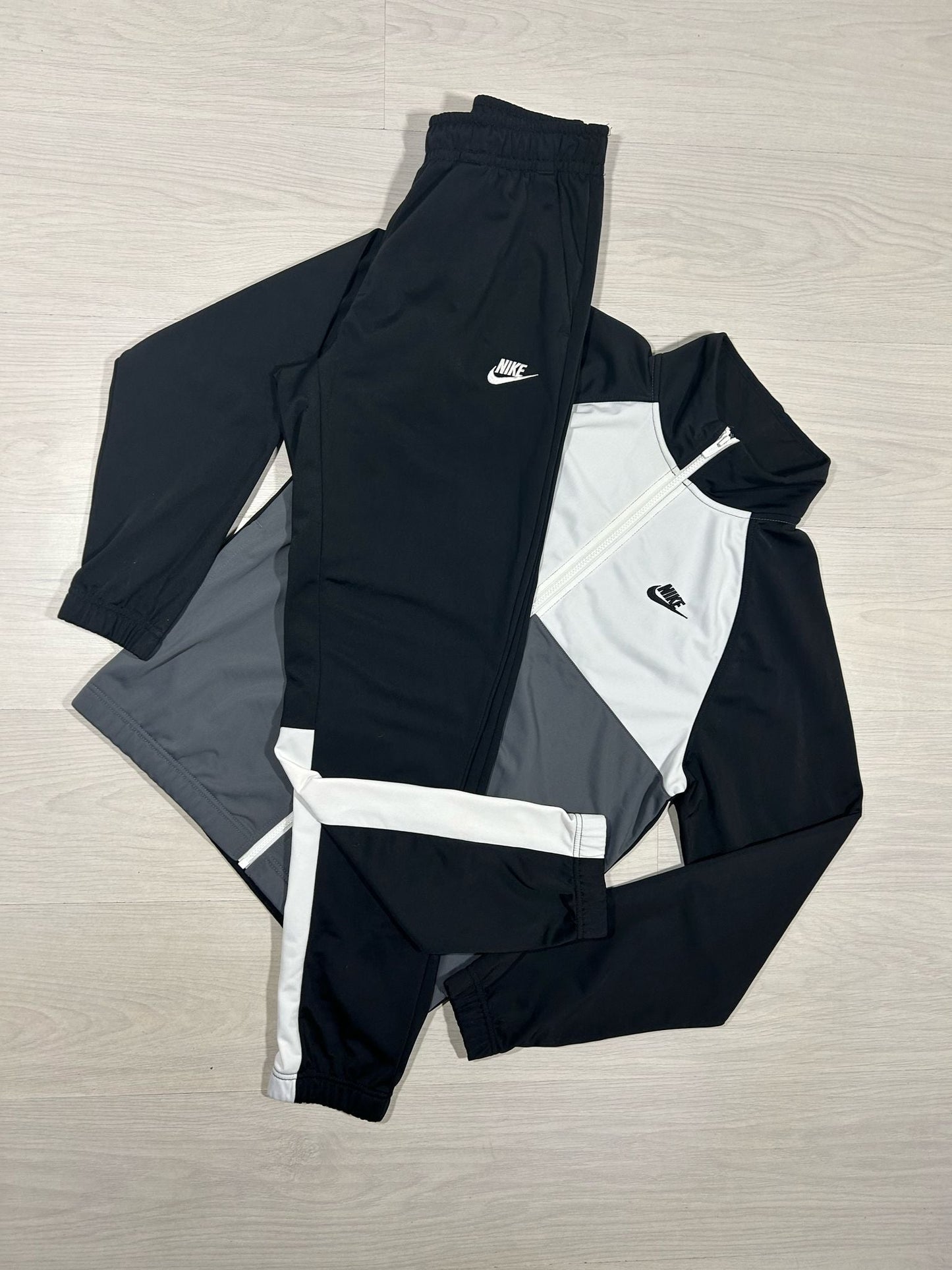 *OUTLET* Nike Tracksuit - S - Active Supply