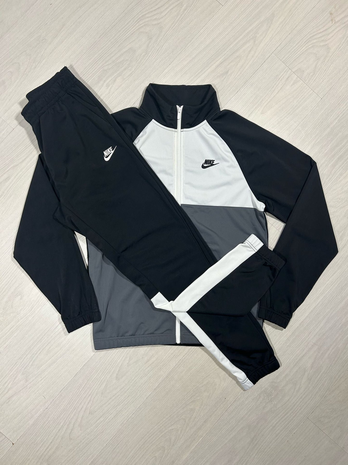 *OUTLET* Nike Tracksuit - S - Active Supply